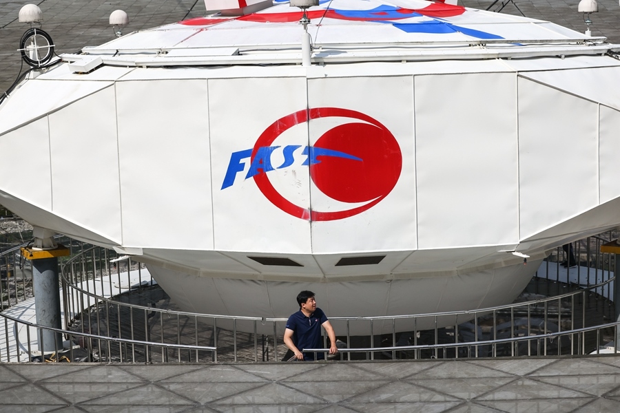 2022年8月25日，F(xiàn)AST運行和發(fā)展中心常務(wù)副主任、總工程師姜鵬在饋源艙前（維護(hù)保養(yǎng)期間拍攝）。新華社記者 歐東衢 攝