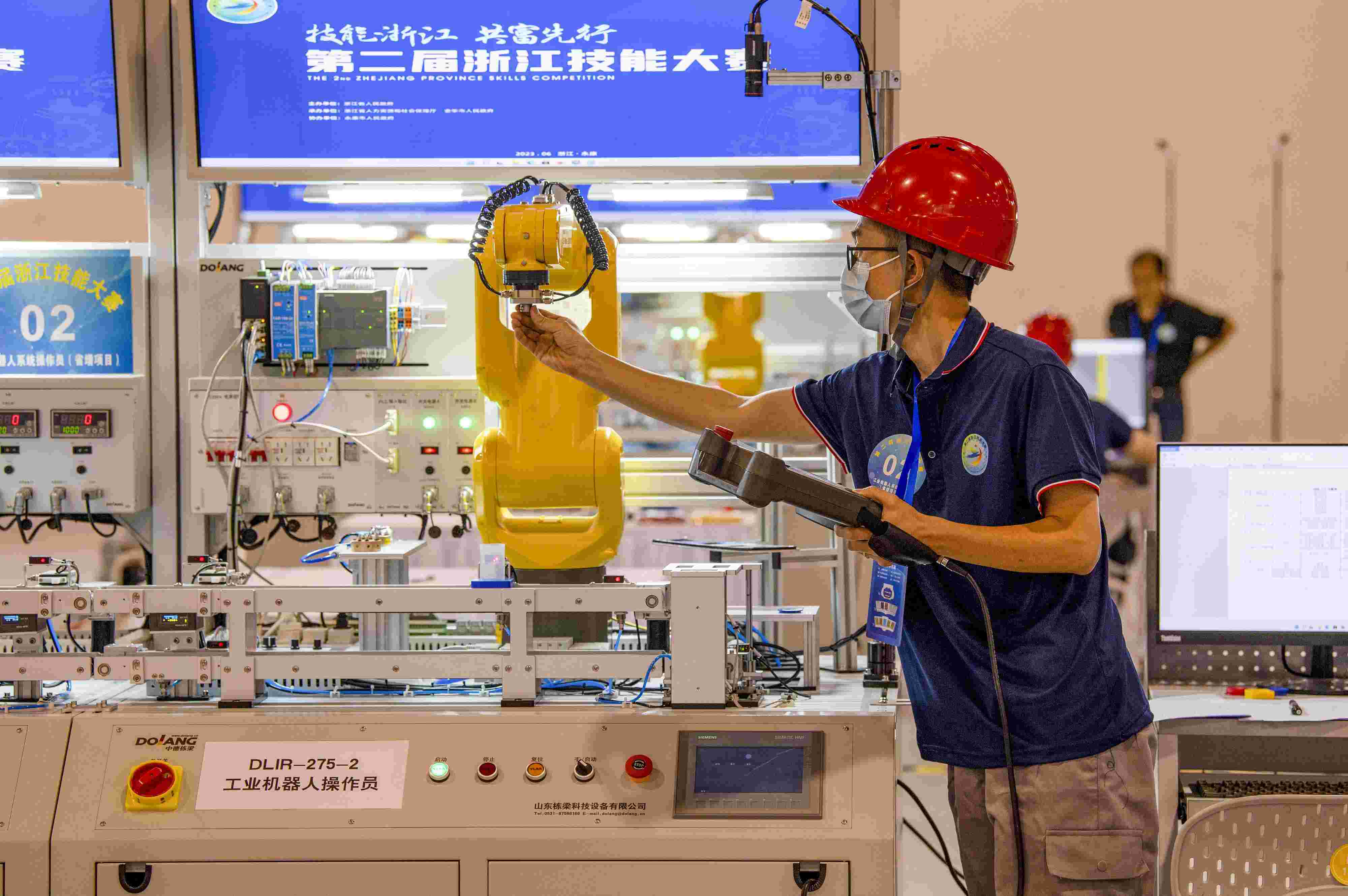 2023年6月19日，第二屆浙江技能大賽在永康市國(guó)際會(huì)展中心舉行。參賽選手在進(jìn)行工業(yè)機(jī)器人系統(tǒng)操作員項(xiàng)目比賽。