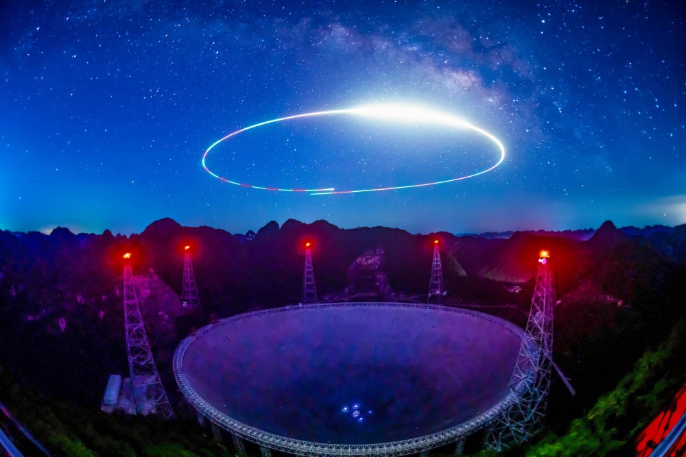 2022年7月24日拍攝的“中國天眼”夜景（維護(hù)保養(yǎng)期間拍攝，無人機光繪）。新華社記者 歐東衢 攝