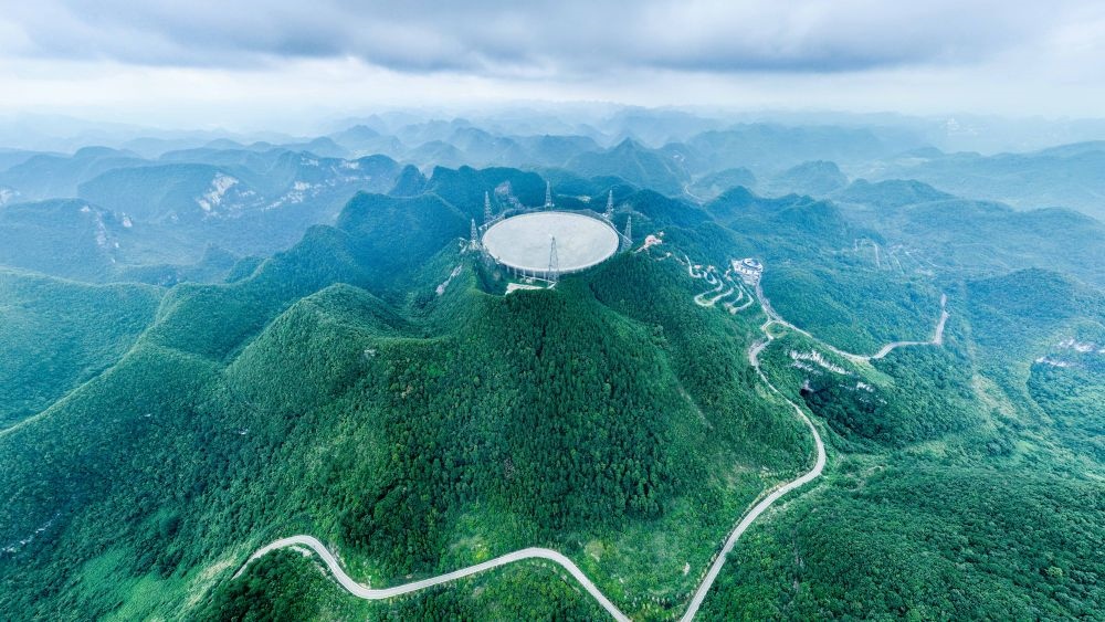 7月26日拍攝的“中國天眼”全景（維護(hù)保養(yǎng)期間拍攝）。新華社記者 歐東衢 攝