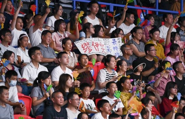7月31日，觀眾在比賽中為中國(guó)隊(duì)吶喊助威。當(dāng)日，在成都舉行的第31屆世界大學(xué)生運(yùn)動(dòng)會(huì)排球女子預(yù)賽B組比賽中，中國(guó)隊(duì)以3:0戰(zhàn)勝阿根廷隊(duì)。新華社記者 陳澤國(guó) 攝