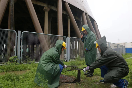 華能北京熱電廠員工操作排水閥降低水塔水位。 受訪者供圖