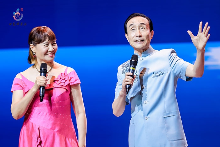 小品表演藝術(shù)家鞏漢林、金珠在演出現(xiàn)場(chǎng)。主辦方供圖