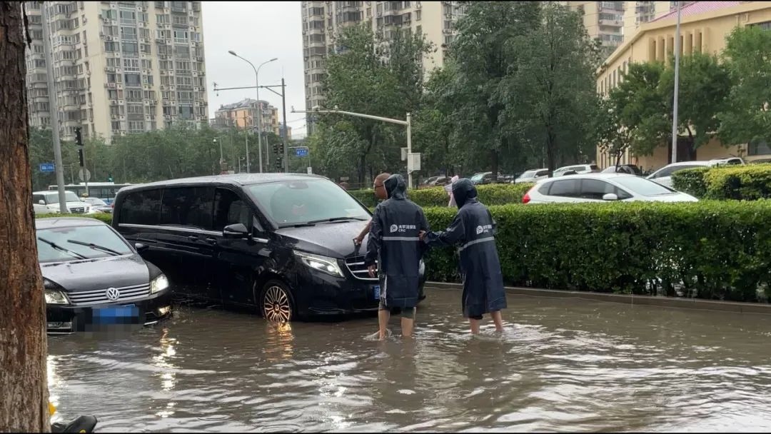 中國太保產(chǎn)險北京分公司及時處理被淹車輛。受訪者供圖