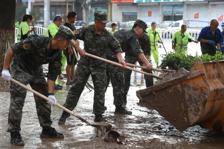 武警河北總隊(duì)保定支隊(duì)官兵在涿州市城西107國(guó)道沿線清理淤泥（8月5日攝）。新華社發(fā)（王紅強(qiáng) 攝）