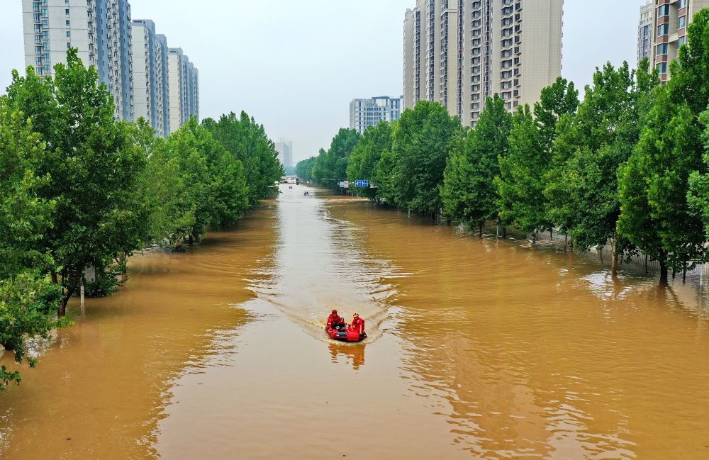 救援人員在河北省涿州市市區(qū)乘坐沖鋒舟前去轉(zhuǎn)移受災(zāi)群眾（8月2日攝，無(wú)人機(jī)照片）。新華社記者 牟宇 攝