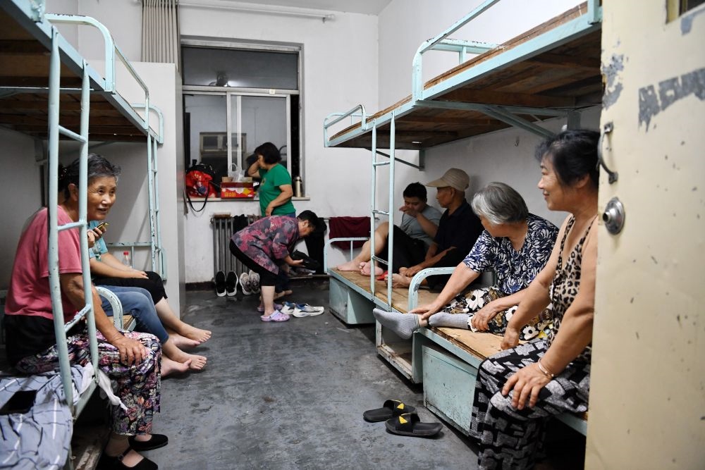 群眾在河北省涿州市職教中心安置點(diǎn)內(nèi)休息（8月1日攝）。新華社記者 牟宇 攝
