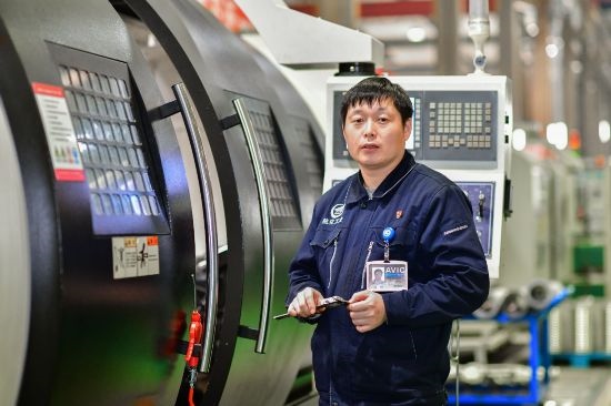 孫明在數(shù)控機(jī)床生產(chǎn)車間。航空工業(yè)沈飛供圖