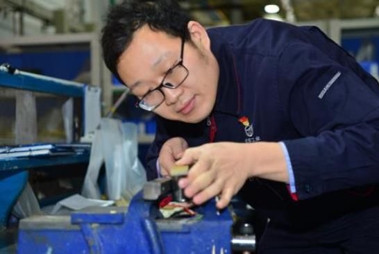 工作中的方文墨。航空工業(yè)沈飛供圖