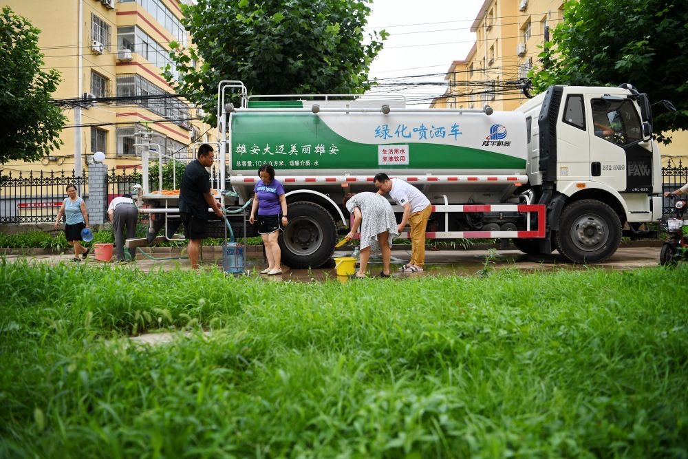 河北省涿州市新星小區(qū)居民從供水車(chē)?yán)锝铀?月4日攝）。新華社記者 牟宇 攝