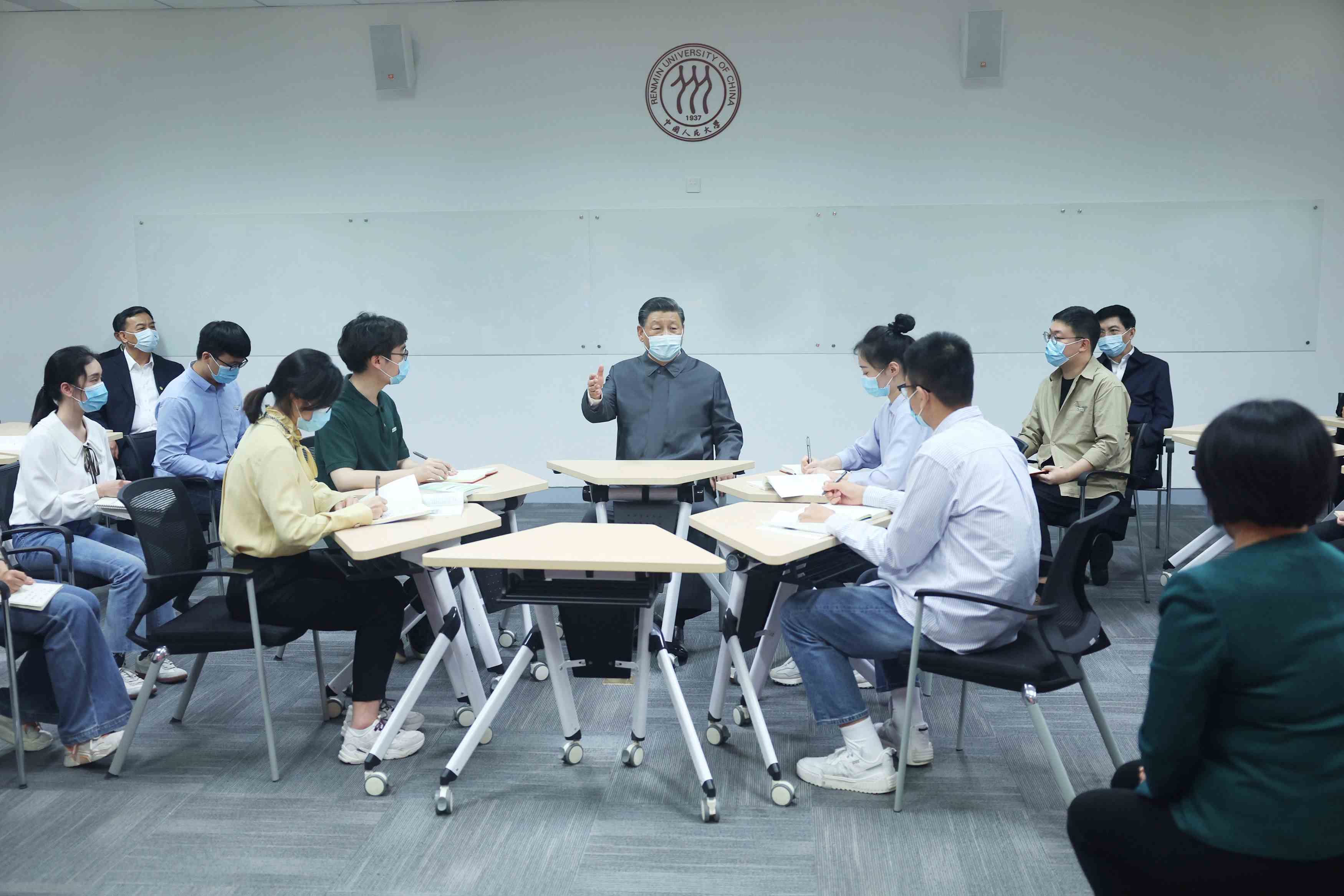 2022年4月25日，習(xí)近平總書記來到中國(guó)人民大學(xué)考察調(diào)研。這是總書記在立德樓觀摩思政課智慧教室現(xiàn)場(chǎng)教學(xué)并參與討論。