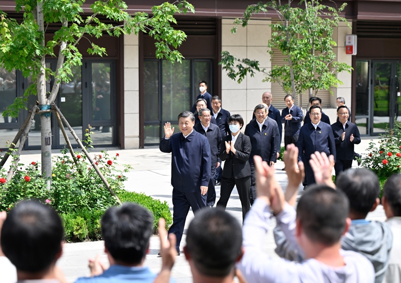2023年5月10日，習(xí)近平在河北省雄安新區(qū)容東片區(qū)南文營(yíng)社區(qū)考察。