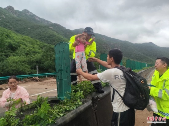 7月31日，張涿高速，高速交警涿鹿大隊(duì)民警救助洪水被困群眾。