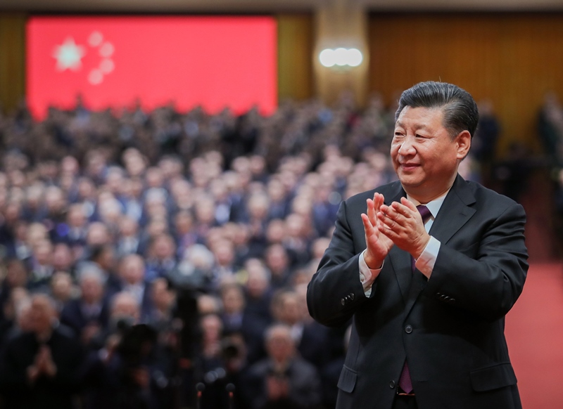 2018年12月18日，慶祝改革開放40周年大會(huì)在北京人民大會(huì)堂隆重舉行。這是習(xí)近平鼓掌向受表彰人員表示祝賀。