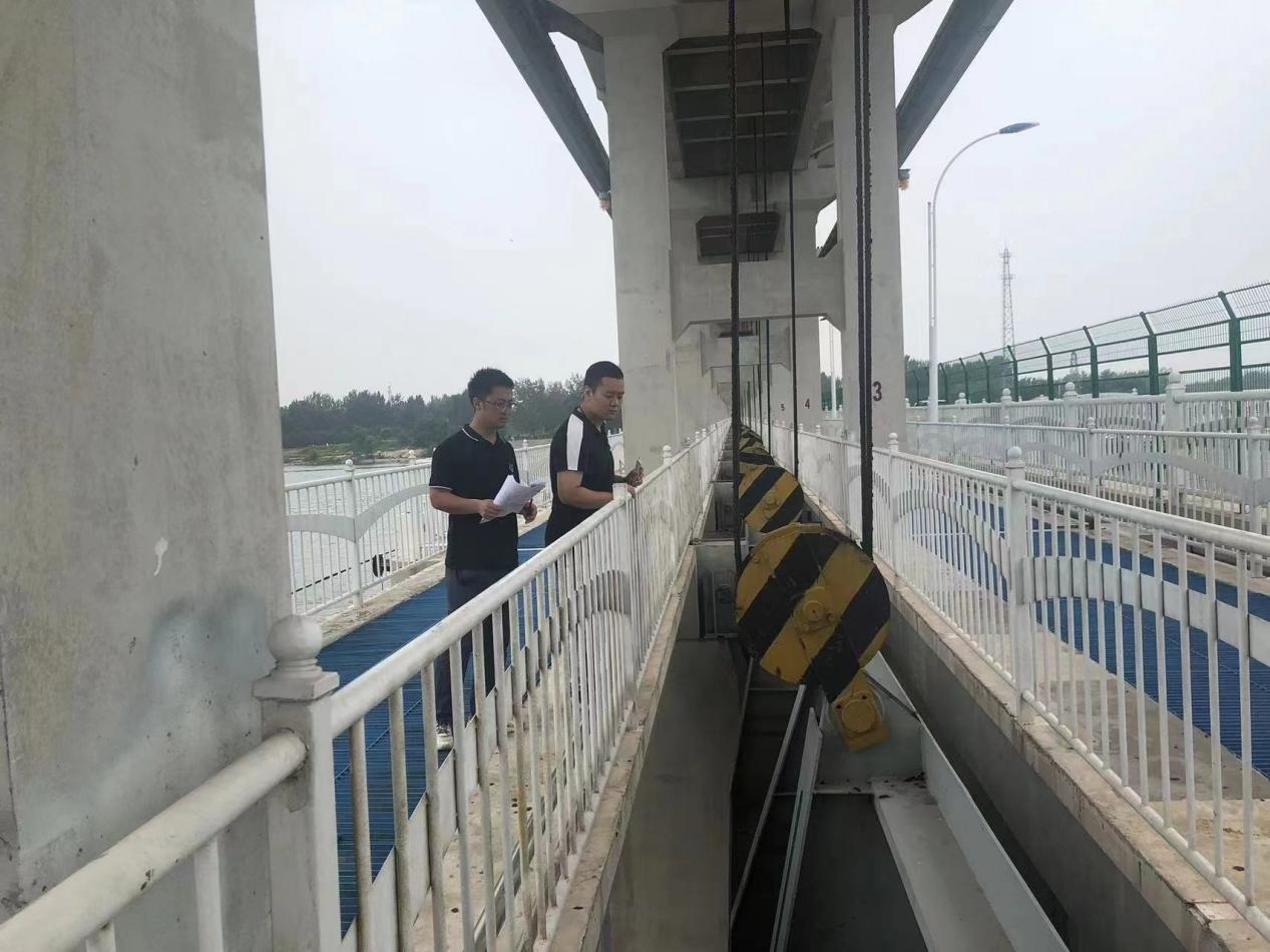 海委海河下游管理局獨(dú)流減河進(jìn)洪閘管理處工作人員檢查水閘閘門啟閉機(jī)。受訪者供圖