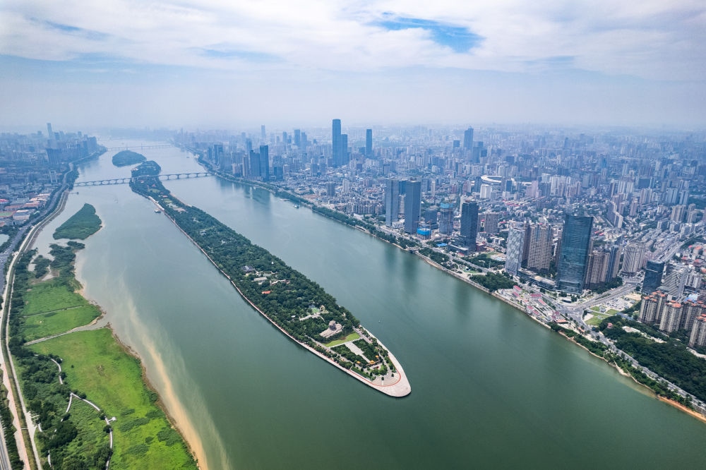 這是6月9日拍攝的長(zhǎng)沙橘子洲景區(qū)（無(wú)人機(jī)照片）。新華社記者 陳思汗 攝