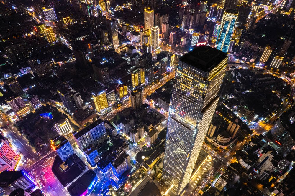 這是6月7日夜間拍攝的長(zhǎng)沙城區(qū)景色（無(wú)人機(jī)照片）。新華社記者 陳思汗 攝