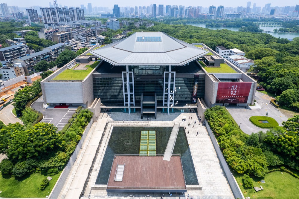 這是在長(zhǎng)沙市開(kāi)福區(qū)拍攝的湖南博物院及周邊景色（無(wú)人機(jī)照片，6月7日攝）。新華社記者 陳思汗 攝