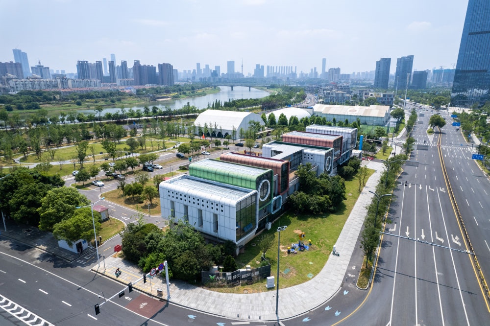  這是在長(zhǎng)沙市開(kāi)福區(qū)拍攝的馬欄山視頻文創(chuàng)產(chǎn)業(yè)園（無(wú)人機(jī)照片，6月7日攝）。新華社記者 陳思汗 攝