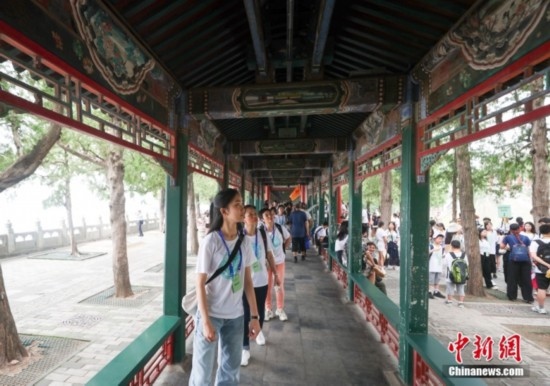 圖為學(xué)員們游覽長(zhǎng)廊。<a target='_blank' href='/'><p align=