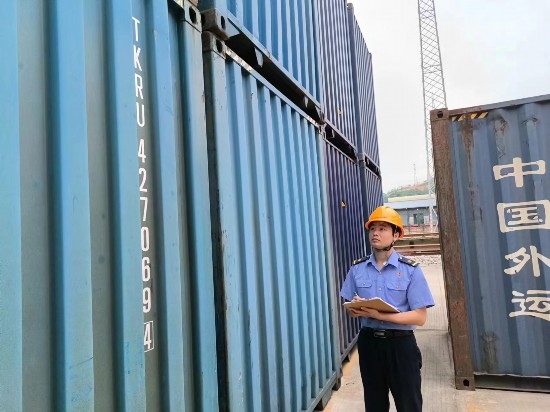 鐵路貨運(yùn)員在檢查集裝箱箱體情況、記錄箱號(hào)。中國(guó)鐵路廣州局集團(tuán)有限公司供圖