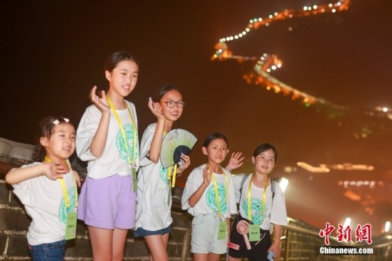 8月9日晚，2023海外華裔青少年夏季研學(xué)營(yíng)的學(xué)員們夜游八達(dá)嶺長(zhǎng)城。圖為學(xué)員們?cè)陂L(zhǎng)城上拍照。<a target='_blank' href='/'><p align=