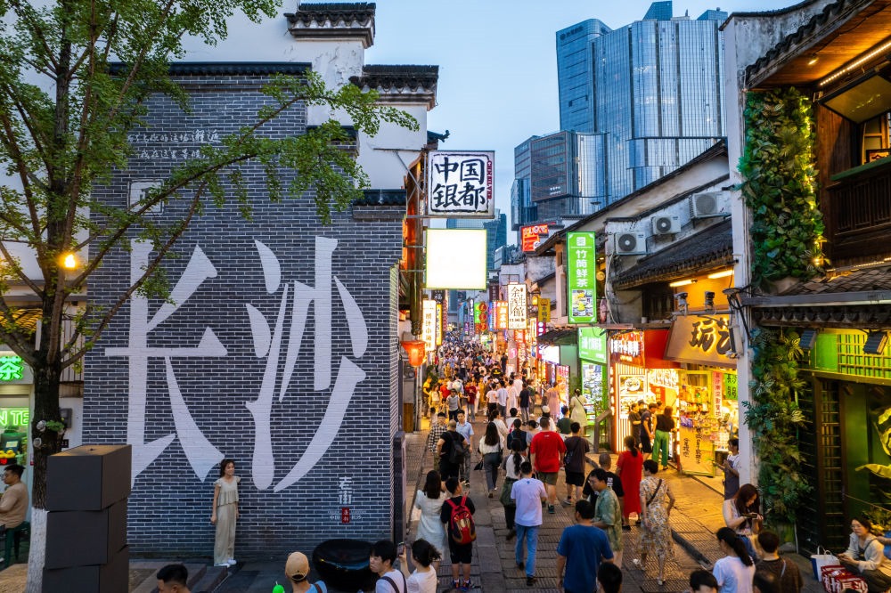游客在長(zhǎng)沙市天心區(qū)太平老街打卡、游玩（無(wú)人機(jī)照片，6月7日攝）。新華社記者 陳思汗 攝
