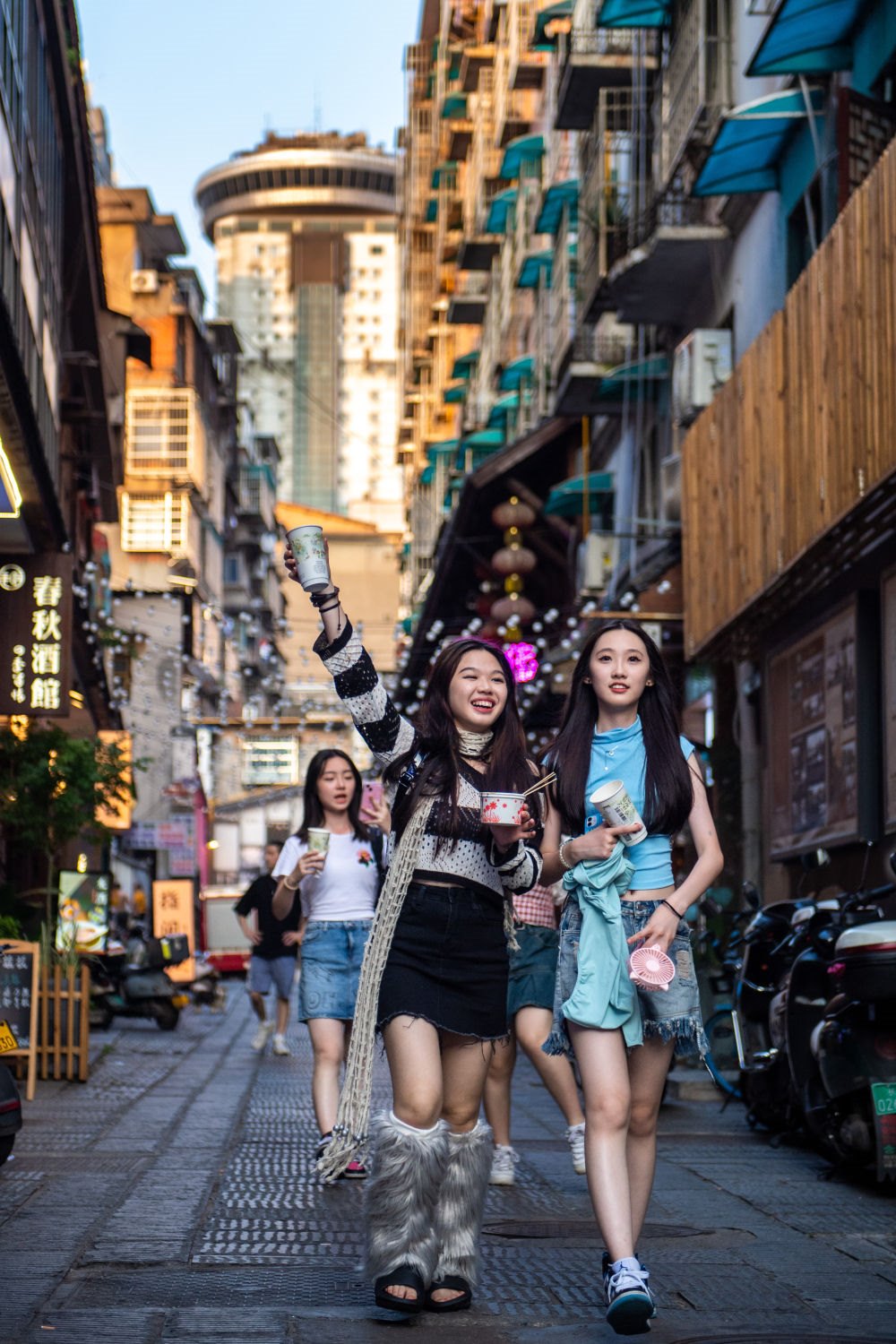 游客在長(zhǎng)沙市天心區(qū)太平老街游玩（6月7日攝）。新華社記者 陳思汗 攝