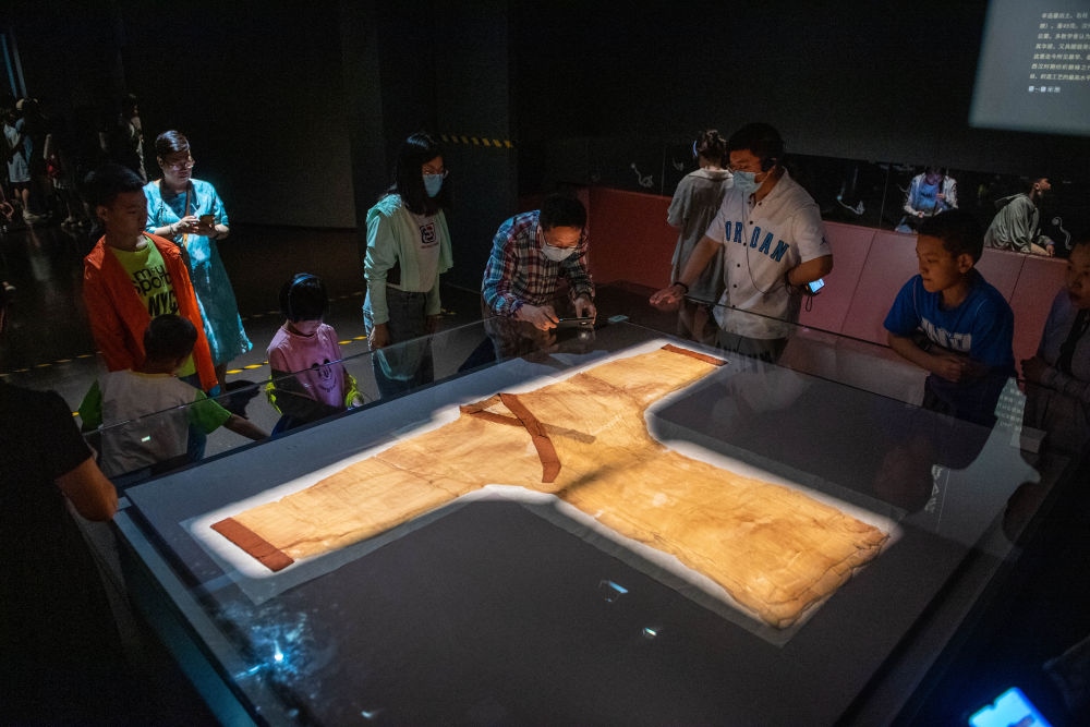 在湖南博物院，游客在參觀馬王堆漢墓出土文物“素紗單衣”（6月7日攝）。新華社記者 陳思汗 攝