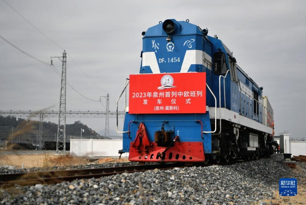 2月3日，中歐班列駛出興泉鐵路黃塘站。當(dāng)日，滿載著55個(gè)集裝箱的中歐班列，從位于福建泉州惠安縣的興泉鐵路黃塘站駛出。這是泉州今年開出的首趟中歐班列，也是興泉鐵路開通后的首趟泉州中歐班列。據(jù)了解，此次班列裝載產(chǎn)品主要來自泉州進(jìn)出口企業(yè)，貨重601.4噸，貨值約262.5萬美元。新華社記者 魏培全 攝
