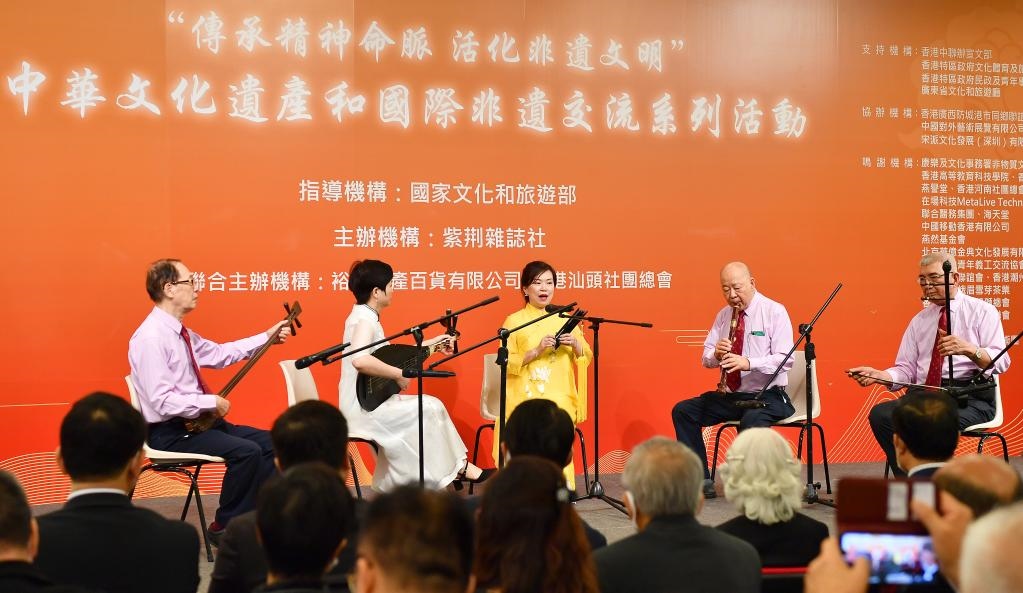 2022年11月23日，演員在“傳承精神命脈 活化非遺文明”中華文化遺產(chǎn)和國際非遺交流系列活動開幕式上表演非遺項(xiàng)目南音《滿空飛》。新華社記者 陳鐸 攝