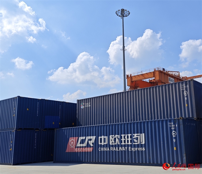 8月3日，中歐班列（中豫號(hào)）集裝箱在鄭州車站海關(guān)等候查驗(yàn)。人民網(wǎng) 崔譯戈攝