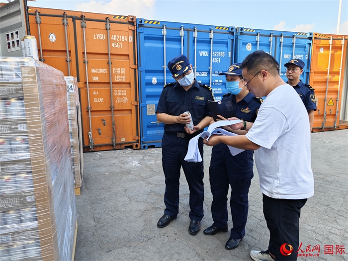 8月3日，鄭州車站海關(guān)工作人員在查驗(yàn)報(bào)關(guān)貨物。人民網(wǎng) 崔譯戈攝