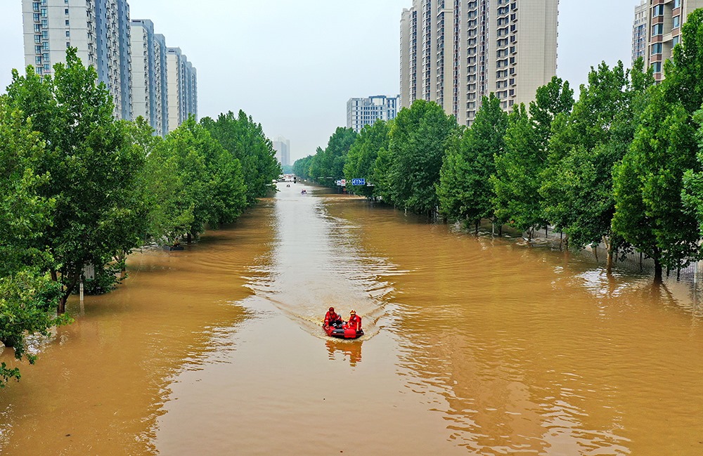 2023年8月2日，救援人員在河北省涿州市市區(qū)乘坐沖鋒舟前去轉(zhuǎn)移受災(zāi)群眾。