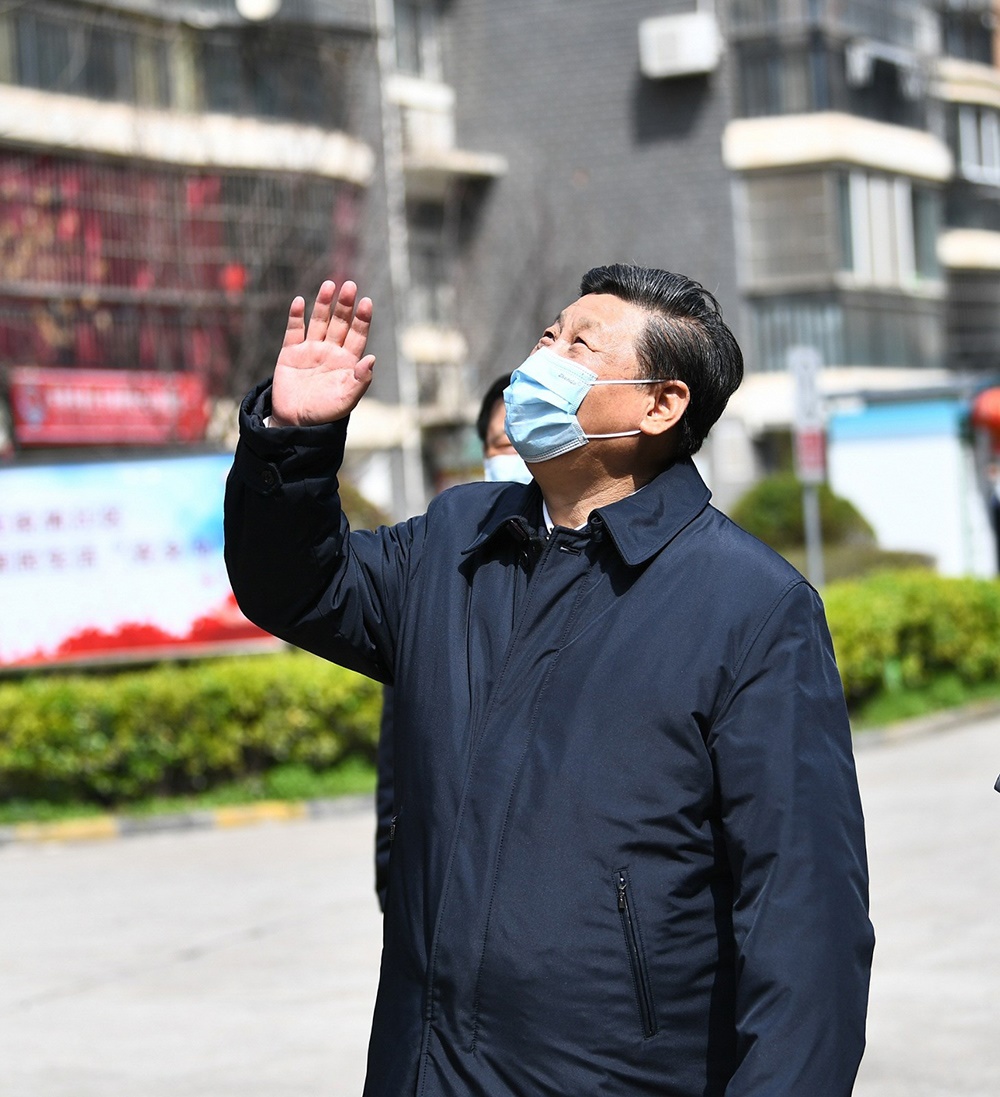 2020年3月10日，習(xí)近平總書記在湖北省武漢市東湖新城社區(qū)考察時(shí)，向在家隔離居住的居民揮手致意、表示慰問(wèn)。