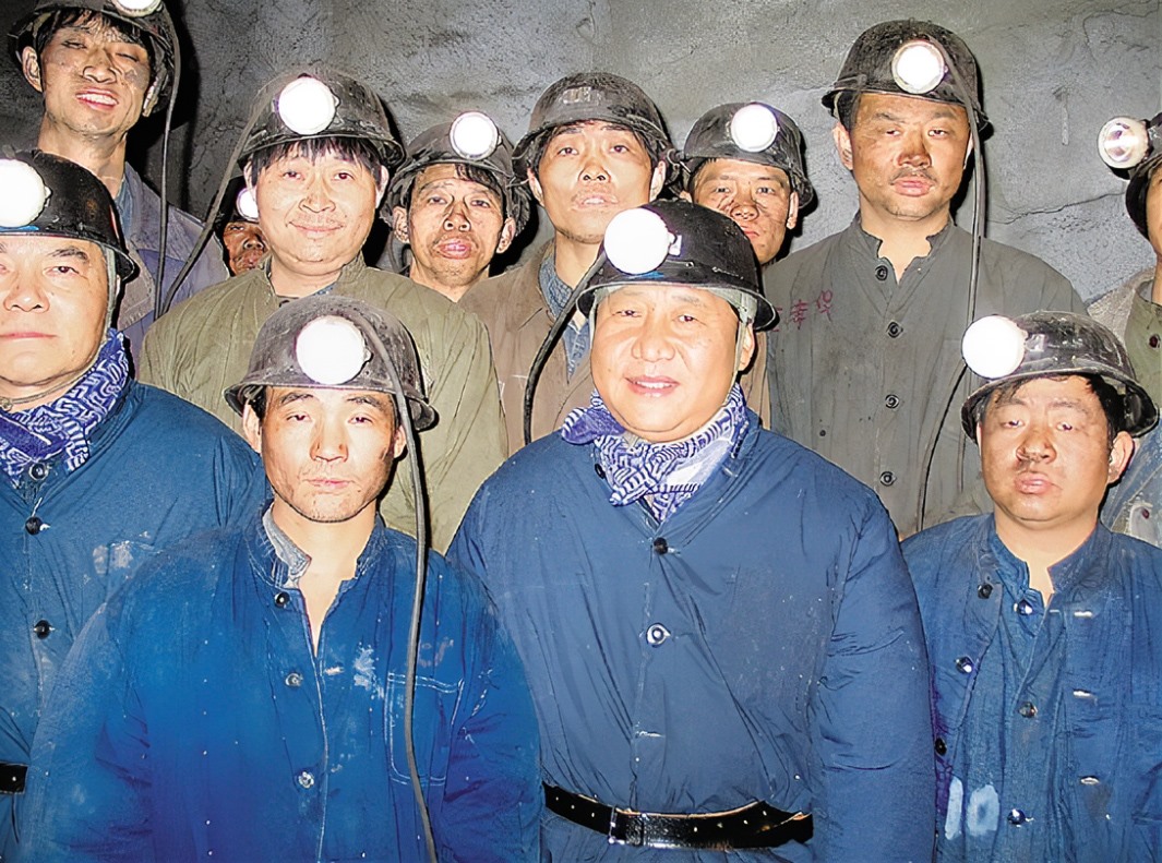 2005年1月26日，習(xí)近平在浙江省湖州市長(zhǎng)興縣長(zhǎng)廣煤礦井下慰問(wèn)煤礦工人。
