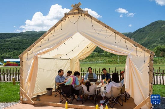 8月12日，游客在寧夏固原市涇源縣大灣鄉(xiāng)楊嶺村品嘗當(dāng)?shù)孛朗场Ｐ氯A社記者 李旭倫 攝