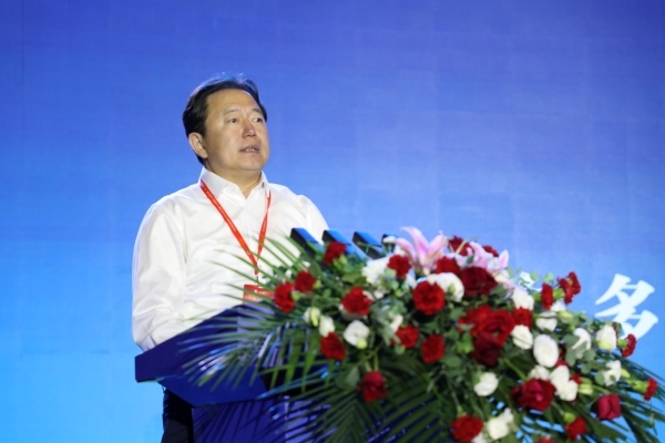 鄂爾多斯市委常委、伊金霍洛旗委書記華瑞鋒致辭。人民網(wǎng)記者 李乃妍攝