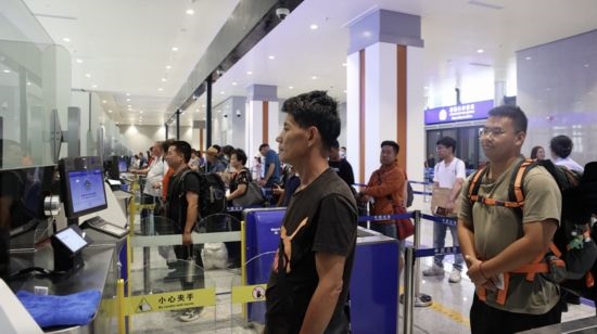 6月13日，乘坐中老鐵路國際旅客列車的旅客在磨憨邊檢大廳排隊候檢。李揚(yáng) 攝
