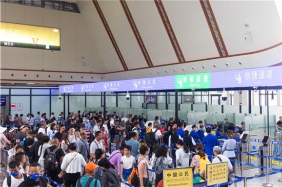 7月22日，乘坐中老鐵路國際旅客列車的旅客在磨憨邊檢大廳排隊候檢。衛(wèi)海林 攝