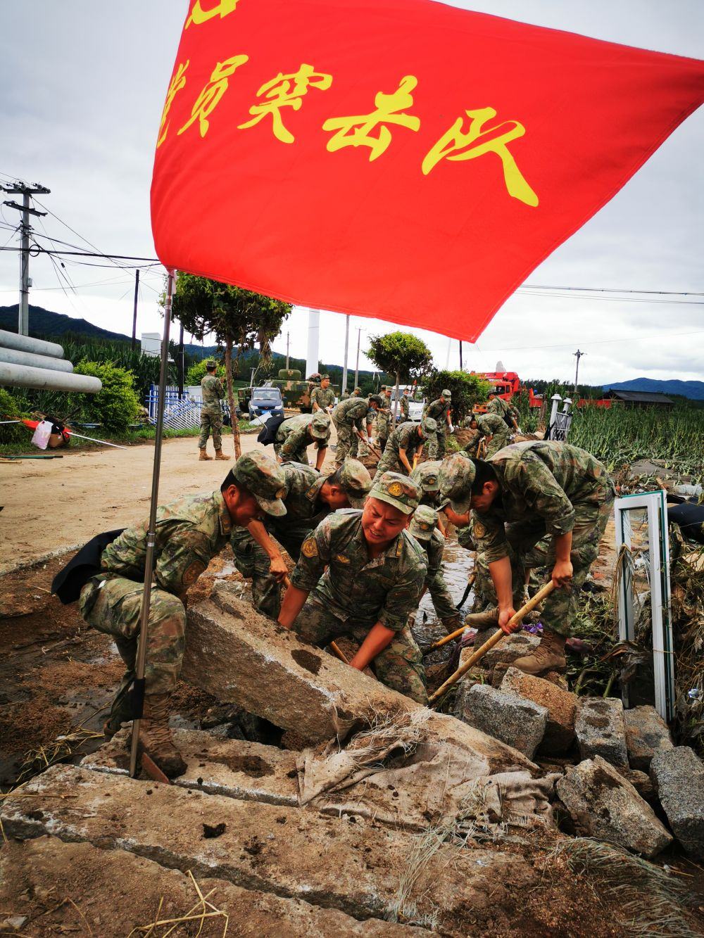 8月7日，陸軍第78集團(tuán)軍某旅組織黨員突擊隊(duì)在吉林舒蘭市七里鄉(xiāng)清理路障。新華社發(fā)（劉洋 攝）