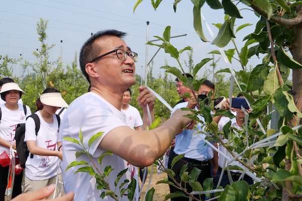 上財校長劉元春帶領(lǐng)河北保定“千村調(diào)查”分隊開展勞動實踐。校方供圖