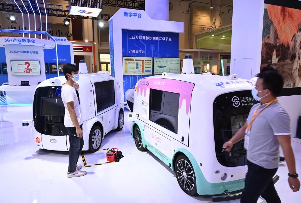 中國(guó)制造的智能汽車模型在2021金磚國(guó)家新工業(yè)革命展現(xiàn)場(chǎng)展出（2021年9月9日攝）。新華社記者 林善傳 攝