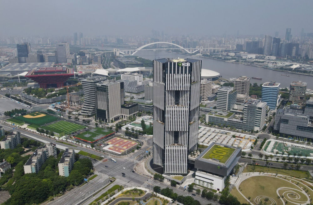 位于上海浦東新區(qū)世博園區(qū)的金磚國(guó)家新開發(fā)銀行總部大樓（2022年6月17日攝，無人機(jī)照片）。新華社記者 方喆 攝
