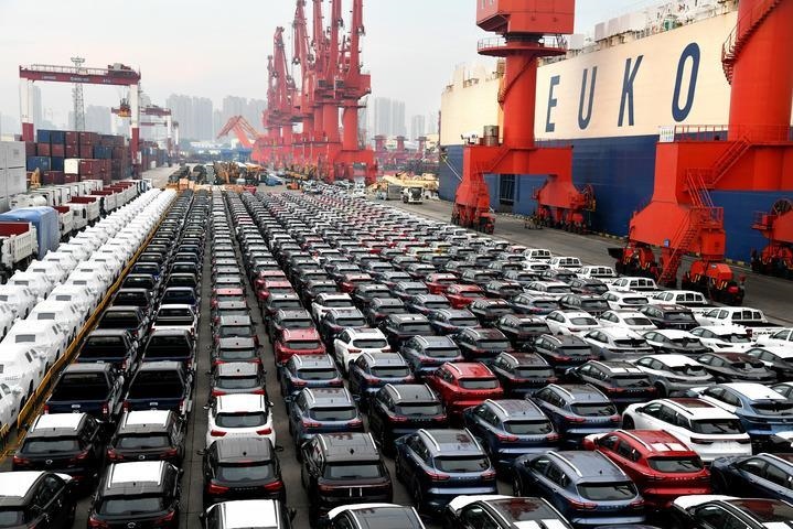 商品車在山東港口青島港大港公司八號(hào)碼頭等候裝船（2022年8月7日）。大型滾裝貨輪“晨聲輪”靠泊山東港口青島港大港公司八號(hào)碼頭，將各類逾1900輛商品車運(yùn)往非洲。新華社記者 李紫恒 攝