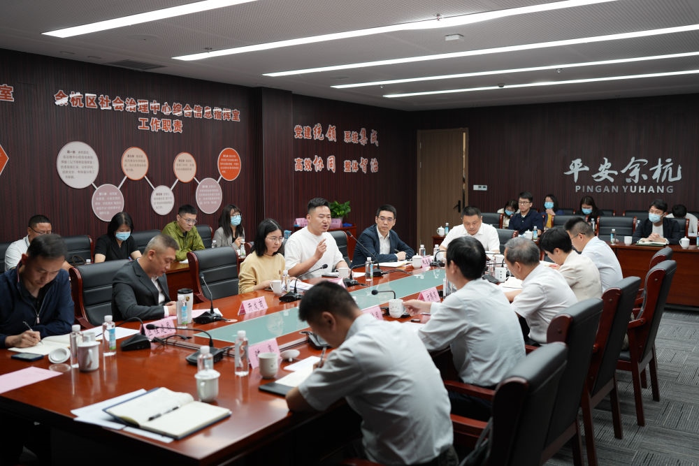 浙江省信訪局領(lǐng)導(dǎo)和相關(guān)領(lǐng)導(dǎo)組成的下訪團(tuán)在杭州市余杭區(qū)社會(huì)治理中心接受群眾上訪（5月25日攝）。新華社記者 翁忻旸 攝