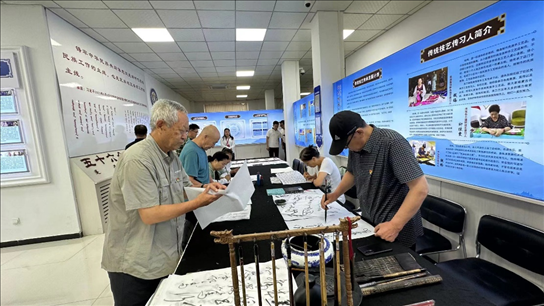 臨潢家園社區(qū)居民在書法練習室練習書法。人民網記者 金洪花攝
