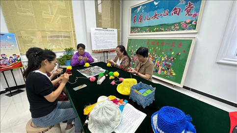 臨潢家園社區(qū)居民在社區(qū)少數民族文體活動中心進行刺繡編織創(chuàng)作。人民網記者 金洪花攝