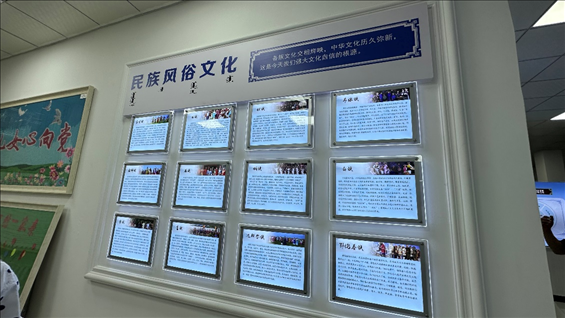 社區(qū)服務中心內民族風俗文化墻。人民網記者 金洪花攝