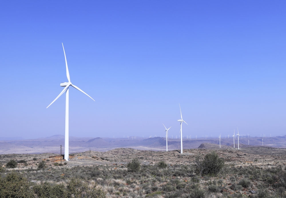 這是在南非北開普省德阿鎮(zhèn)拍攝的德阿風電項目風機（2023年8月10日攝）。由中國龍源電力集團南非公司運營的德阿風電項目每年發(fā)電量超過7.5億千瓦時，相當于節(jié)約20多萬噸標準煤，減排二氧化碳約70萬噸。